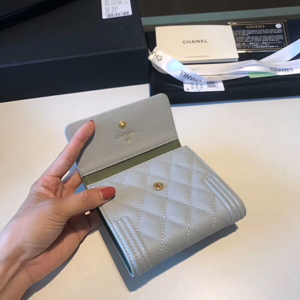 上品綺麗な2018最新シャネルボーイキャビア折りたたみ財布