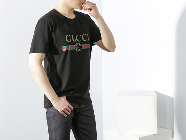 【グッチ】2017cruise グッチスーパーコピー レトロな80年代ロゴプリント Tシャツ ロゴTシャツ ブラック
