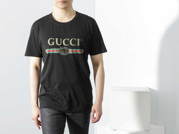 【グッチ】2017cruise グッチスーパーコピー レトロな80年代ロゴプリント Tシャツ ロゴTシャツ ブラック